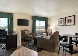 Travelodge by Wyndham Livonia 4