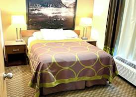 Super 8 by Wyndham Hinton-Free Breakfast,Wifi,Parking 5