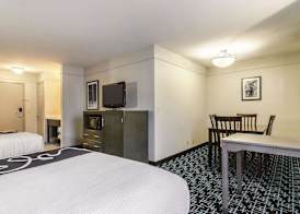 La Quinta by Wyndham Kansas City Airport 4