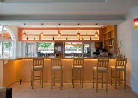 Silver Beach Hotel and Annexe Apartments 3
