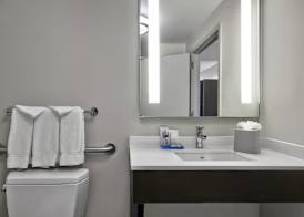 Holiday Inn Express & Suites KANSAS CITY-GRANDVIEW by IHG 4
