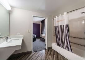 La Quinta Inn & Suites by Wyndham San Antonio Downtown 5