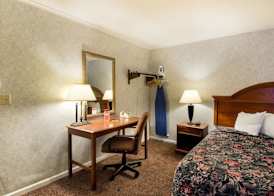 ECONO LODGE INN & SUITES 4