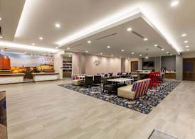 La Quinta Inn & Suites by Wyndham Lafayette Oil Center 2