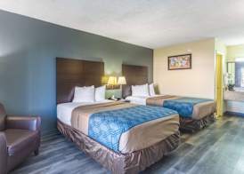 Econo Lodge & Suites Clarksville near Governors Square Mall 5