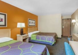 Super 8 by Wyndham Charlotte/Amusement Park Area 5