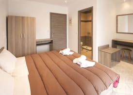 PINEAPPLE Skiathos 4