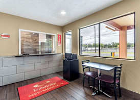 Econo Lodge Nashville North 5