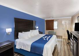 Days Inn & Suites by Wyndham Braunig Lake 4