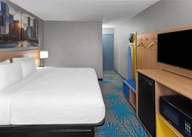 Days Inn by Wyndham Waukegan Great Lakes-Free Breakfast and Naval Base Shuttle 4