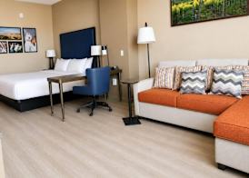 La Quinta Inn & Suites by Wyndham Tracy 5