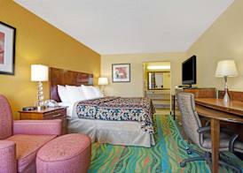 Days Inn by Wyndham Norfolk Military Circle 4