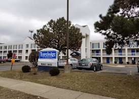 Travelodge by Wyndham Lansing IL 4