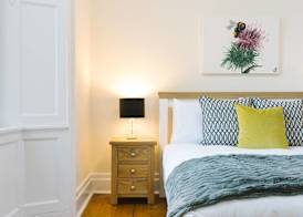 JOIVY Elegant Apartment by Princes Street Gardens 5