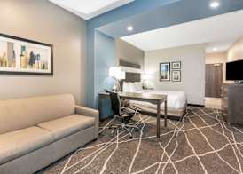 La Quinta Inn and Suites by Wyndham Houston Spring South 4