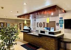 Ramada by Wyndham Glendale Heights/Lombard 2