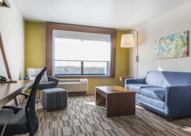 Holiday Inn Express & Suites Clarion by IHG 4