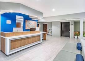 Microtel Inn & Suites by Wyndham Austin Airport 2