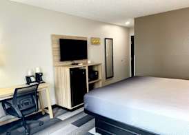Super 8 by Wyndham Cedar Rapids 5