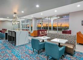 La Quinta Inn & Suites by Wyndham DFW Airport West-Glade 3