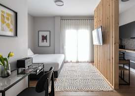 Elliot Petralona, Athens 3