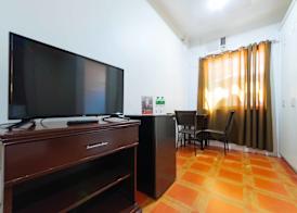 RedDoorz near Walking Street Angeles City 5