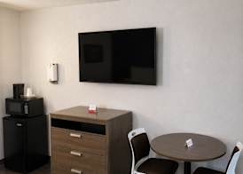 Econo Lodge Calhoun South 4
