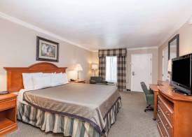 Travelodge by Wyndham Sylmar CA 4