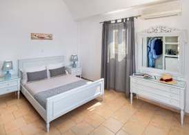 Akrotiri Hotel 5