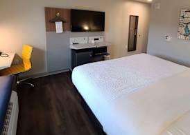 Microtel Inn & Suites by Wyndham Milford 3