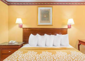 Howard Johnson by Wyndham Orlando International Drive 5