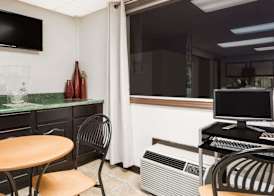 Super 8 by Wyndham Greensboro 3