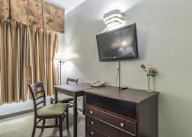 Econo Lodge 4