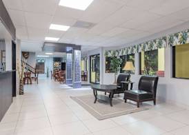 Days Inn by Wyndham Sarasota I-75 4