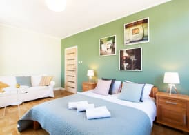 Faust and Mona Lisa Apartments 3