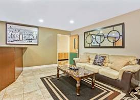 Super 8 by Wyndham Louisville Airport 2