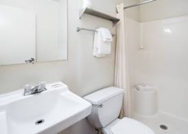 HomeTowne Studios by Red Roof Colorado Springs - Airport 5