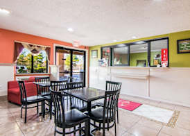 Econo Lodge Atlanta Airport East 4