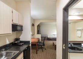 Quality Inn & Suites West Chase 4