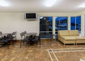 Super 8 by Wyndham Seguin 2