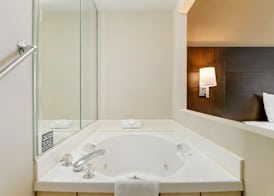 Quality Inn & Suites Monroe 5