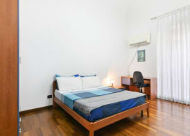 GuestHost - Vittorio Emanuele & Via Roma Colorful Apartment 3