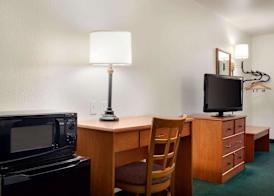 Travelodge by Wyndham Clinton Valley West Court 5