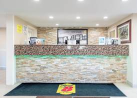 Super 8 by Wyndham Gananoque - Country Squire Resort 5