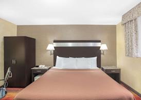 Howard Johnson by Wyndham North Bergen 5