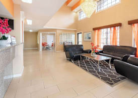 Super 8 by Wyndham Grand Prairie Southwest 4