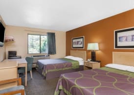 Super 8 by Wyndham Charlotte/Amusement Park Area 4
