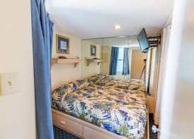 Oceanfront Suite -Steps to SkyWheel! Yachtsman 402 2