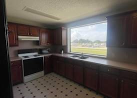 Days Inn & Suites by Wyndham Winnie 5