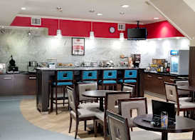 Econo Lodge Inn & Suites East Houston I-10 4